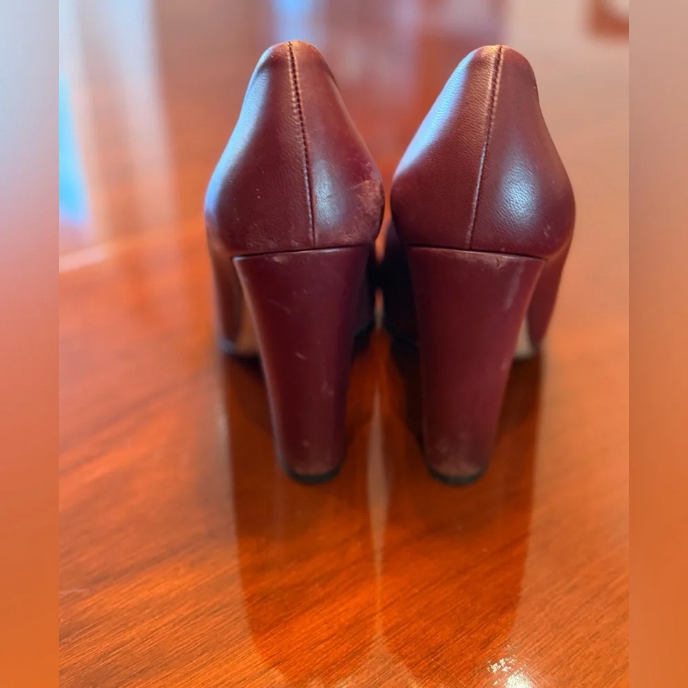 Stunning rare Chanel Canelia Burgundy leather block heels in very good condition